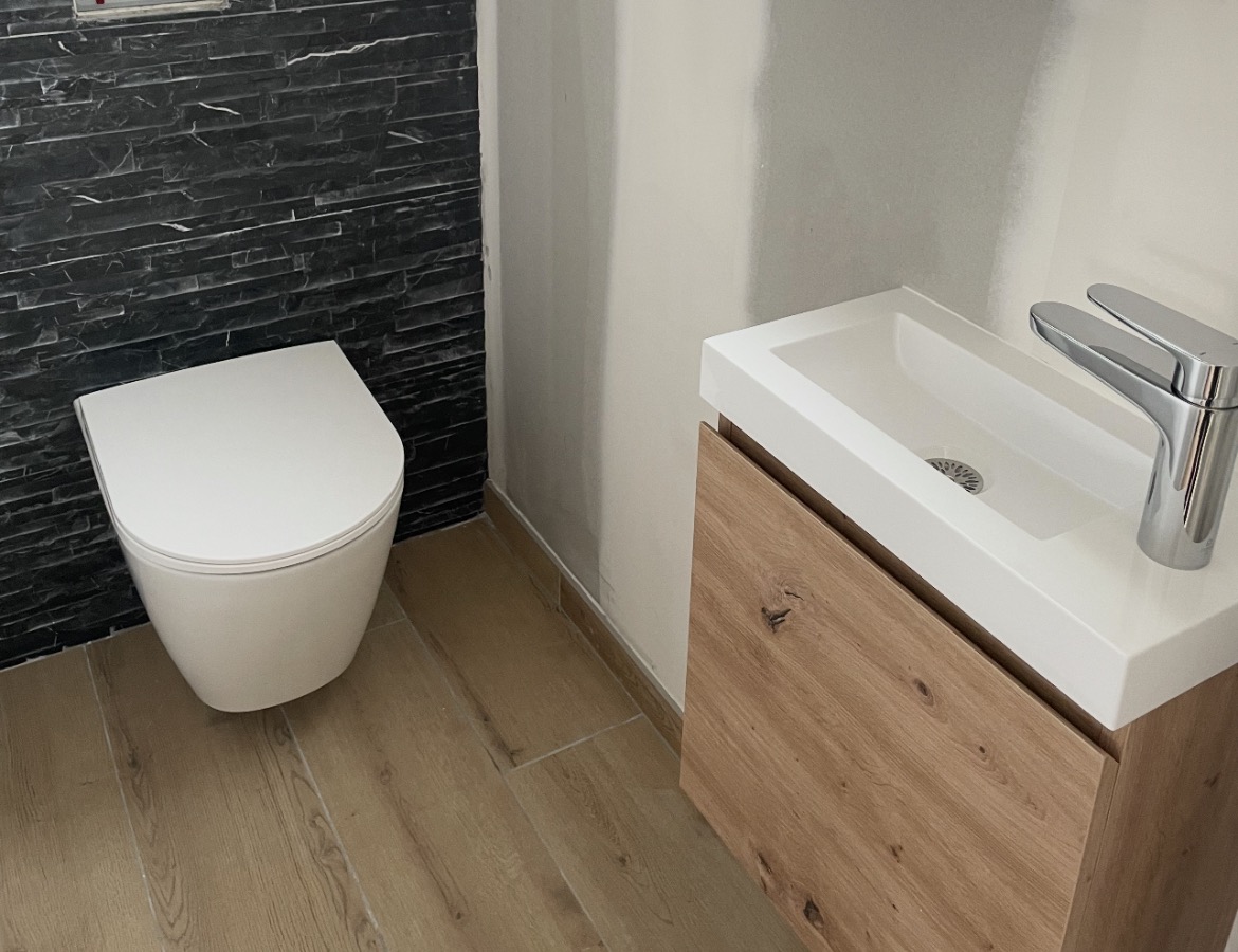 Rénovation de salle de bain à Mérignac : WC suspendu, meuble vasque et parement